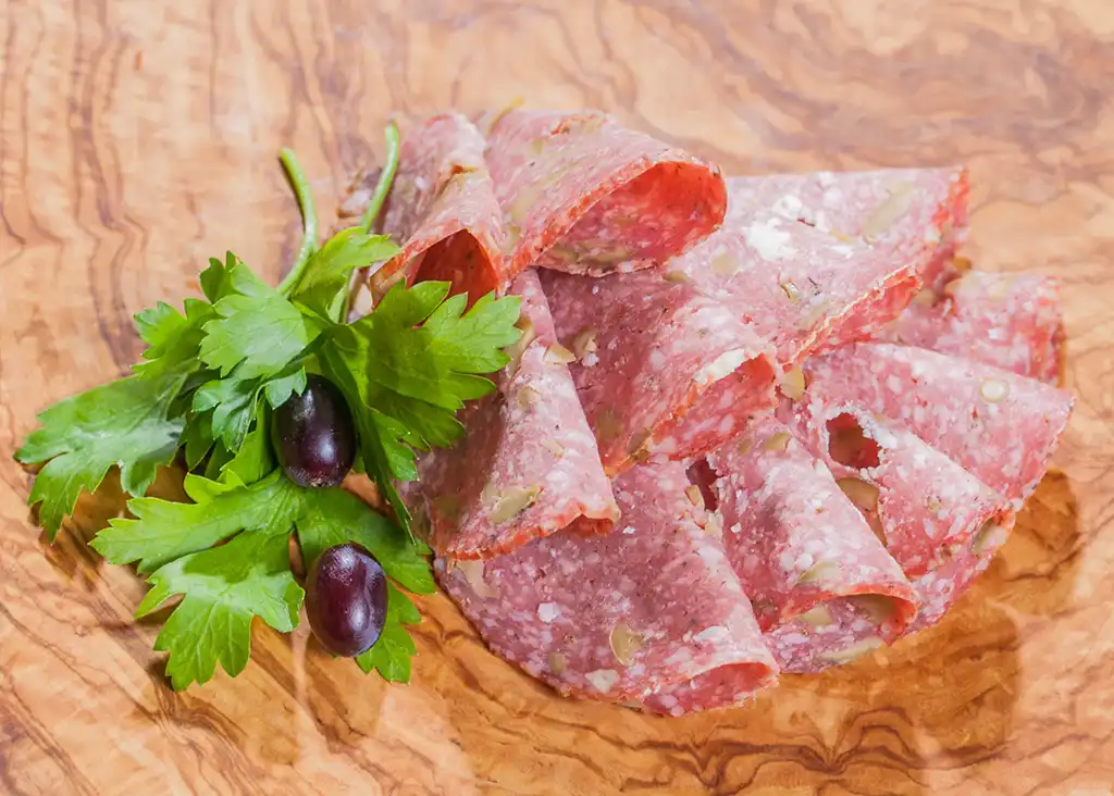 Hirtensalami mit Oliven und Feta